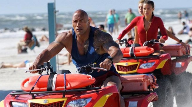 Baywatch: The Rock, Alexandra Daddario e Zac Efron nello spot del Super Bowl