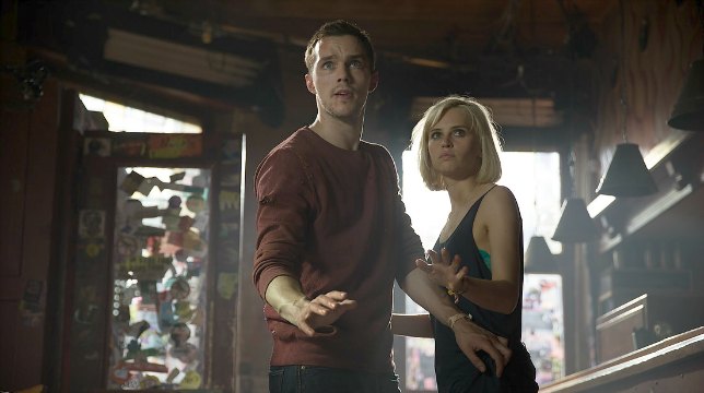 Autobahn - Fuori controllo: recensione del film con Nicolas Hoult e Felicity Jones