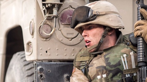 Nicholas Hoult e Henry Cavill in Iraq nel trailer del war-movie Netflix Sand Castle - ComingSoon.it
