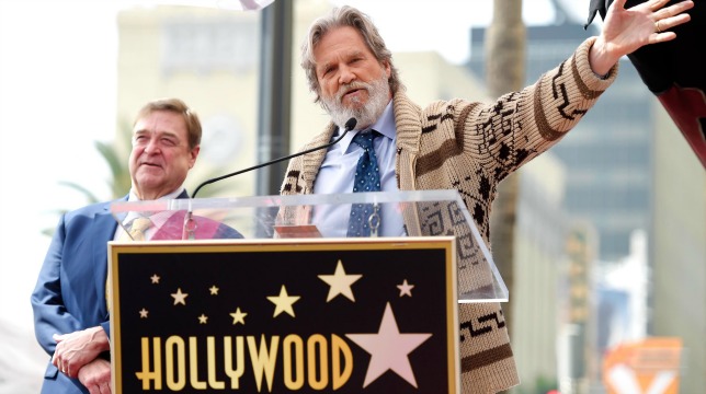 Jeff Bridges torna il Drugo per la stella sulla Walk of Fame a John Goodman
