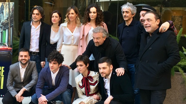 Non è un paese per giovani: le videointerviste a Giovanni Veronesi, Giuliano Sangiorgi e al cast