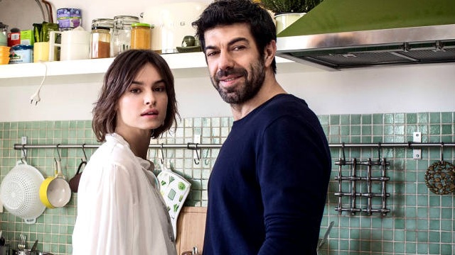 Moglie e marito: Pierfrancesco Favino è lei e Kasia Smutniak è lui in una nuova clip del film