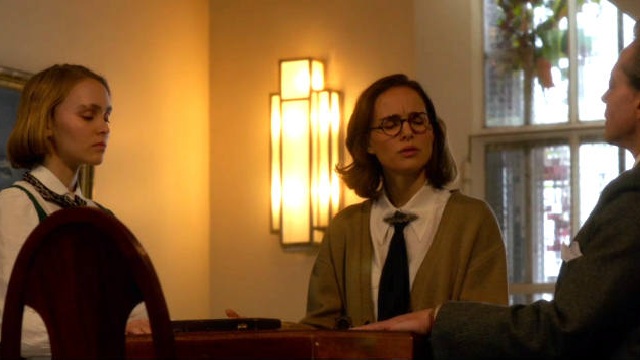Planetarium: Natalie Portman e Lily-Rose Depp conducono una seduta spiritica in una clip esclusiva