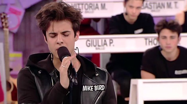 Amici: Stash dei The Kolors regala un suo inedito a Mike Bird