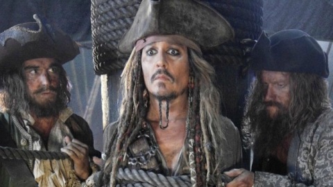 Pirati dei Caraibi: Johnny Depp a Disneyland sorprende i visitatori nei panni di Jack Sparrow