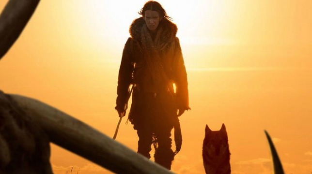 Kodi Smit-McPee e un lupo lottano insieme per sopravvivere nel trailer di Alpha