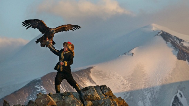 Aisholpan Nurgaiv: parola alla principessa che ha domato un’aquila e il maschilismo