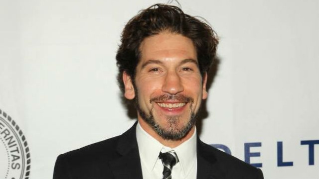 Jon Bernthal insieme a Ryan Gosling in First Man, diretto da Damien Chazelle