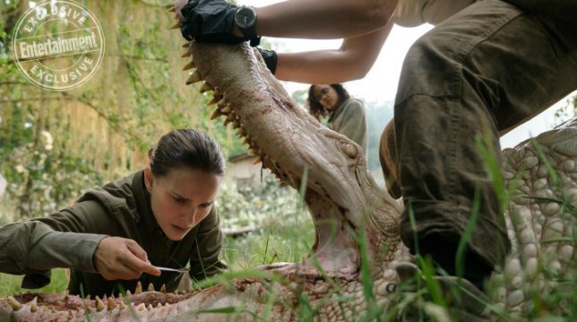 Natalie Portman esamina un alligatore mutante nella prima immagine di Annihilation
