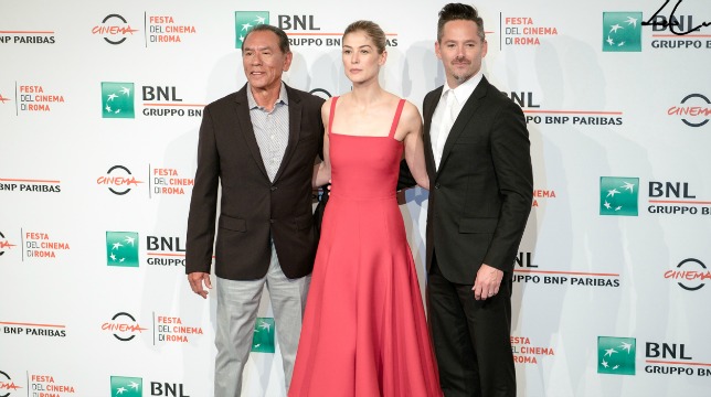 L'America e la paura del diverso, ieri come oggi: Scott Cooper e Rosamund Pike aprono la Festa di Roma 2017