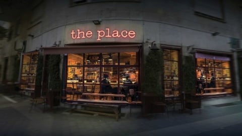 The Place: la recensione del film corale di Paolo Genovese tratto da una serie tv americana 