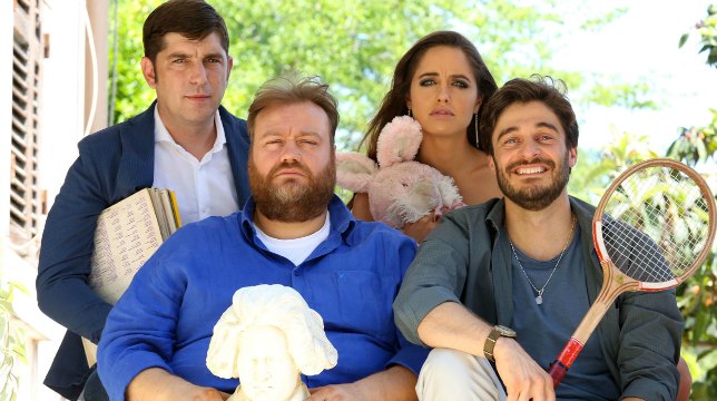 La casa di famiglia: recensione della commedia con Lino Guanciale, Matilde Gioli, Libero De Rienzo e Stefano Fresi