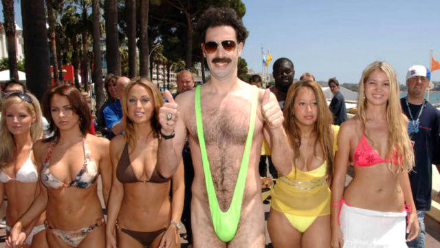 Sacha Baron Cohen si offre di pagare la multa a sei uomini in mankini