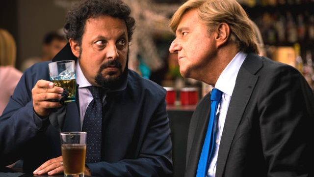 Poveri ma ricchissimi: De Sica e Brignano "conciati per le feste" in una clip esclusiva del film