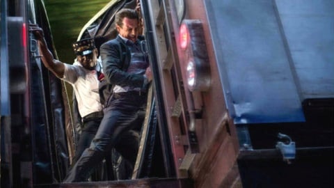 L'uomo sul treno: recensione del nuovo thriller con l'inossidabile Liam Neeson
