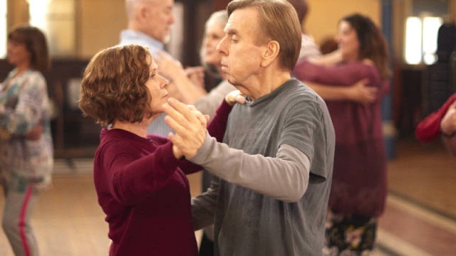 Ricomincio da noi: Imelda Staunton e Timothy Spall danzano in una clip esclusiva del film