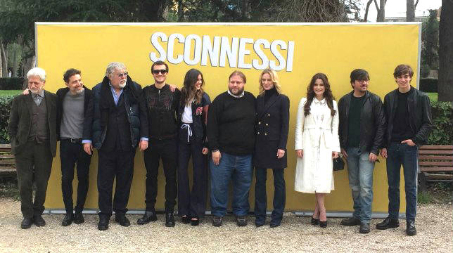 Smartphone e social? "Si vive anche senza": presentata Sconnessi, la commedia senza segnale
