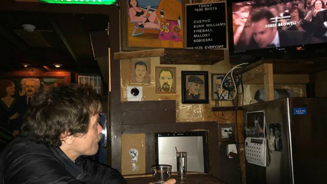 Oscar: Michael Shannon vede la fine della cerimonia a Chicago, alla tv di un pub