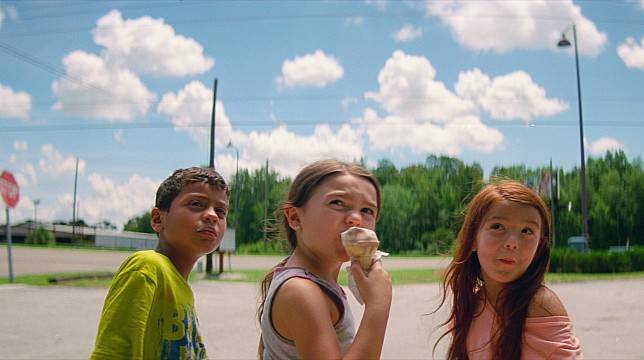 Un sogno chiamato Florida: una clip italiana in esclusiva del film diretto da Sean Baker, al cinema dal 22 marzo