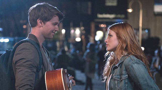 Il sole a mezzanotte è al cinema: una clip esclusiva del dramma con Bella Thorne