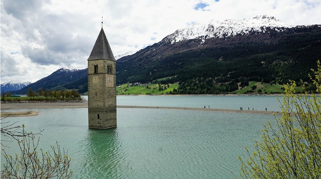 Un campanile che emerge dalla storia: Marco Balzano protagonista a Eventi letterari con Resto qui