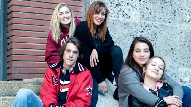 Succede: la nostra intervista a Sofia Viscardi, alla regista e ai protagonisti
