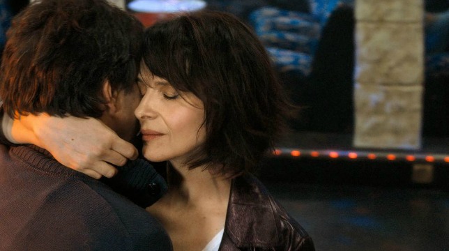 L'amore secondo Isabelle: recensione dell'ironica ricerca di Juliette Binoche dell'amore vero