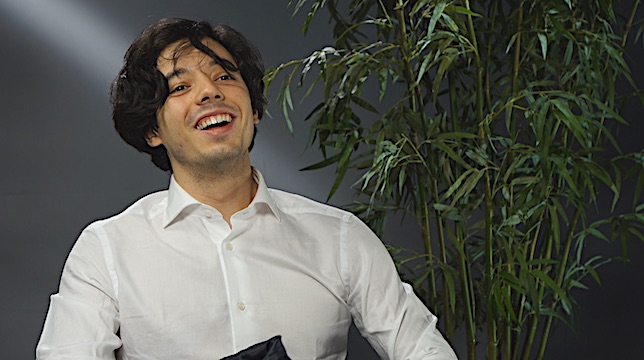 Il tuttofare Guglielmo Poggi nell'intervista in cui deve fare tutto lui (senza preavviso)