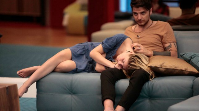 Grande Fratello 2018, Luigi Favoloso tenta di baciare Mariana poi dichiara "Amo ancora Nina"
