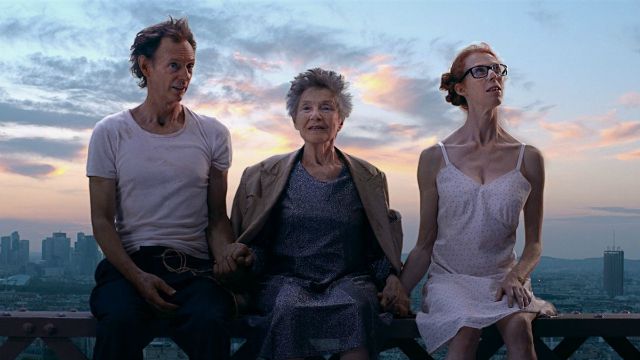 Parigi a piedi nudi - la recensione della insolita commedia francese con Emmanuelle Riva