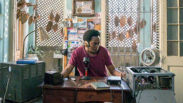 Sergio e Sergei - Il professore e il cosmonauta: la recensione della commedia cubana