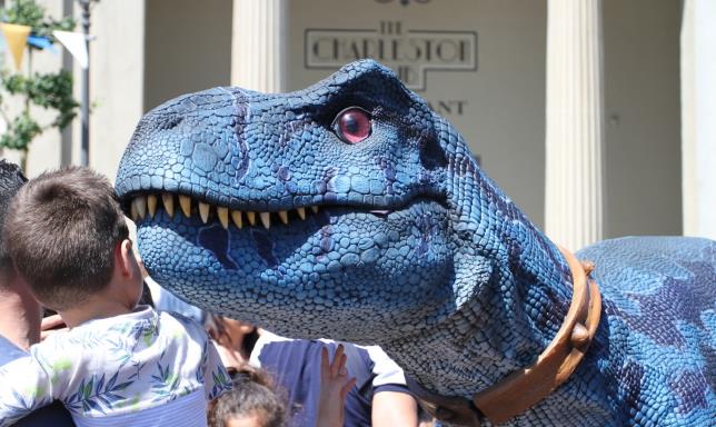 Febbre da dinosauri a Cinecittà World: Tutti pazzi per "Jurassic War"