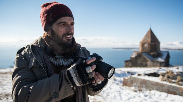 Hotel Gagarin: recensione della commedia con Claudio Amendola, Luca Argentero e Giuseppe Battiston