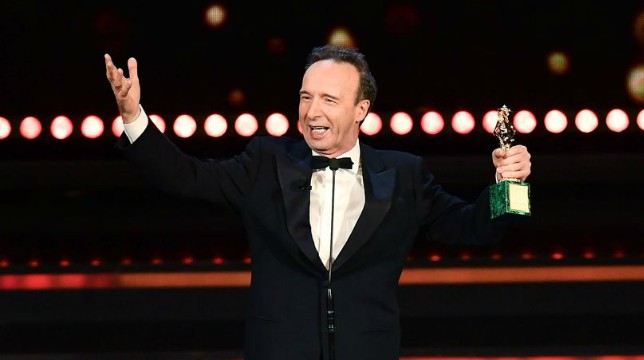 Cade dal gommone, Roberto Benigni ricoverato in ospedale Cade dal gommone, Roberto Benigni ricoverato in ospedale