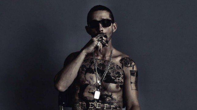 Shia LaBeouf tatuato e maledetto nella prima foto di The Tax Collector