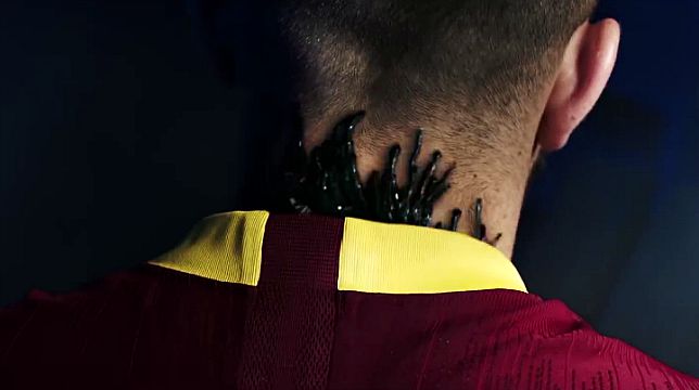 Venom contagia l’AS Roma: Mirante, Manolas, Kluivert e De Rossi nel nuovo spot del cinecomic Marvel
