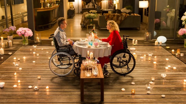 Tutti in piedi: recensione della commedia romantica francese sulla disabilità con Franck Dubosc e Alexandra Lamy