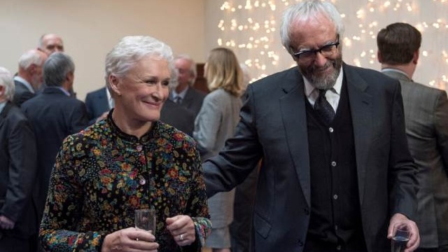 The Wife - Vivere nell'ombra: Glenn Close e Jonathan Pryce in una clip esclusiva del film