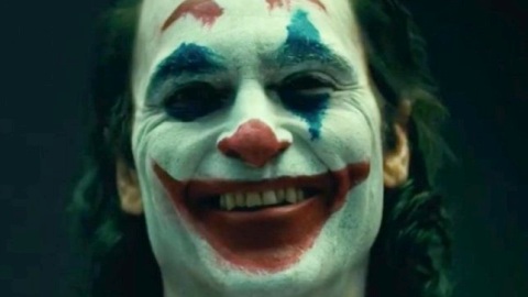Joaquin Phoenix vestito da clown nelle nuove foto del film sul Joker
