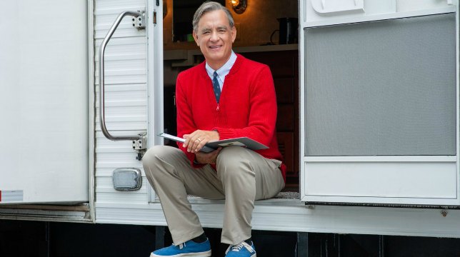 Tom Hanks è Fred Rogers nella prima immagine ufficiale del biopic sul presentatore americano