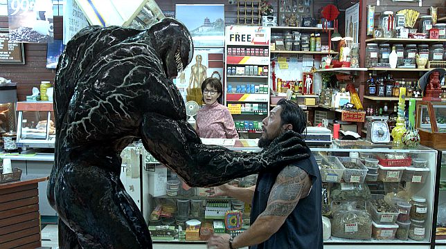 Venom: la recensione del cinecomic con Tom Hardy sul simbionte alieno antagonista di Spider-Man