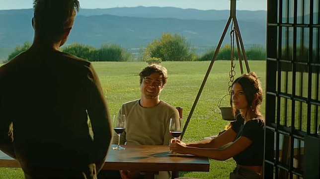 Emily Ratajkowski e Riccardo Scamarcio (e Aaron Paul) nel trailer di Welcome Home