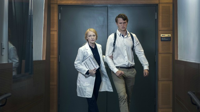Ansel Engort si sdoppia nel bel trailer del thriller Jonathan