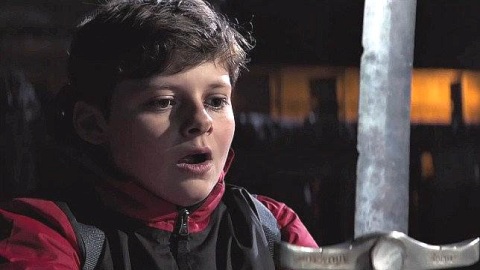 Il ragazzo che diventerà re, il trailer della commedia di Joe Cornish che aggiorna il mito della Spada nella Roccia