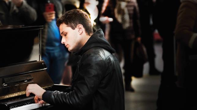 Nelle tue mani: dal 27 dicembre al cinema - Il poster italiano in anteprima