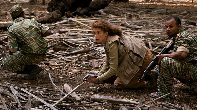 A Private War: una clip italiana in esclusiva del biopic sulla coraggiosa reporter di guerra Marie Colvin