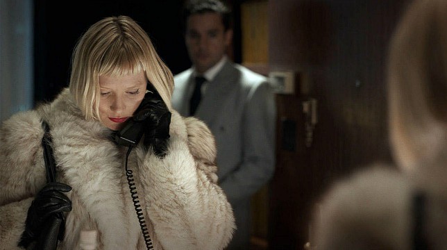 Piercing: il trailer del film horror con Mia Wasikowska che verrà presentato al Torino Film Festival 2018