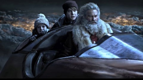 Qualcuno salvi il Natale: recensione del film per le feste con Kurt Russell nei panni di Babbo Natale