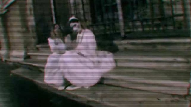 Centro di Roma, sinistre presenze terrorizzano i passanti - Video