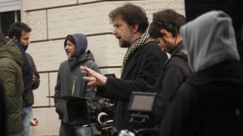Nanni Moretti con indosso un cappotto nero durante le riprese di Tre Piani